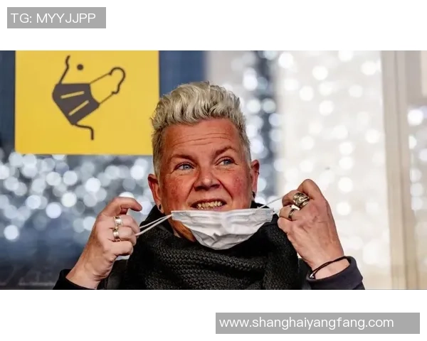 足球明星确诊新冠引发关注 球迷纷纷为其祈福并呼吁加强防疫措施